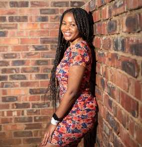 丰满翘臀碎花裙黑人美女图片